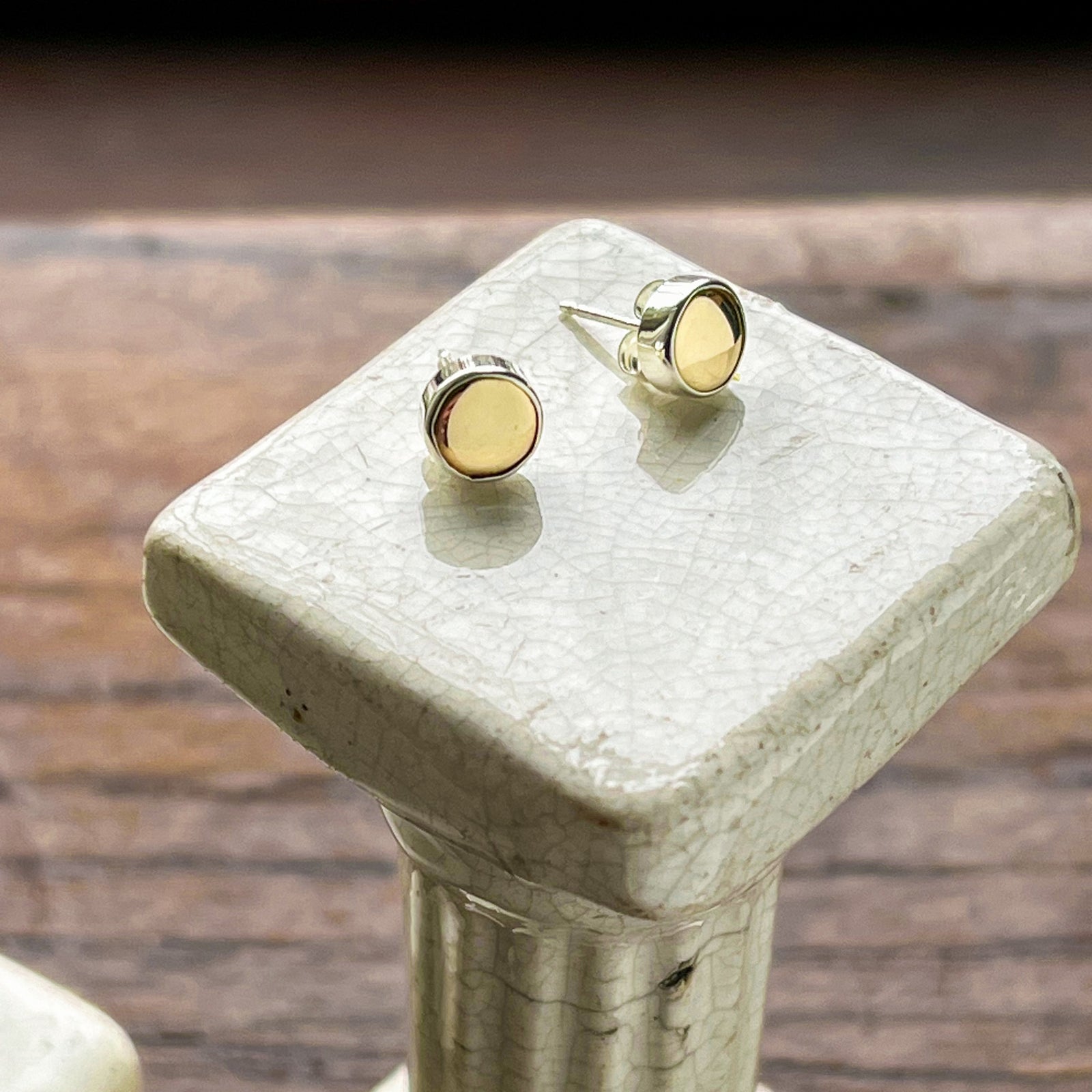 Comoda Stud Earrings - Brass